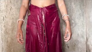 Desi sister-in-law showing her body while bathing in the village
