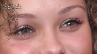 Primera Sesión De Fotos Desnuda De Modelo Tímida